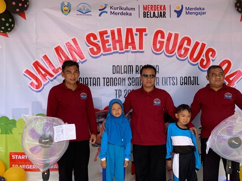 Semangat Kebersamaan dalam Kegiatan Jalan Sehat Gugus 4 Kecamatan Jatibanteng