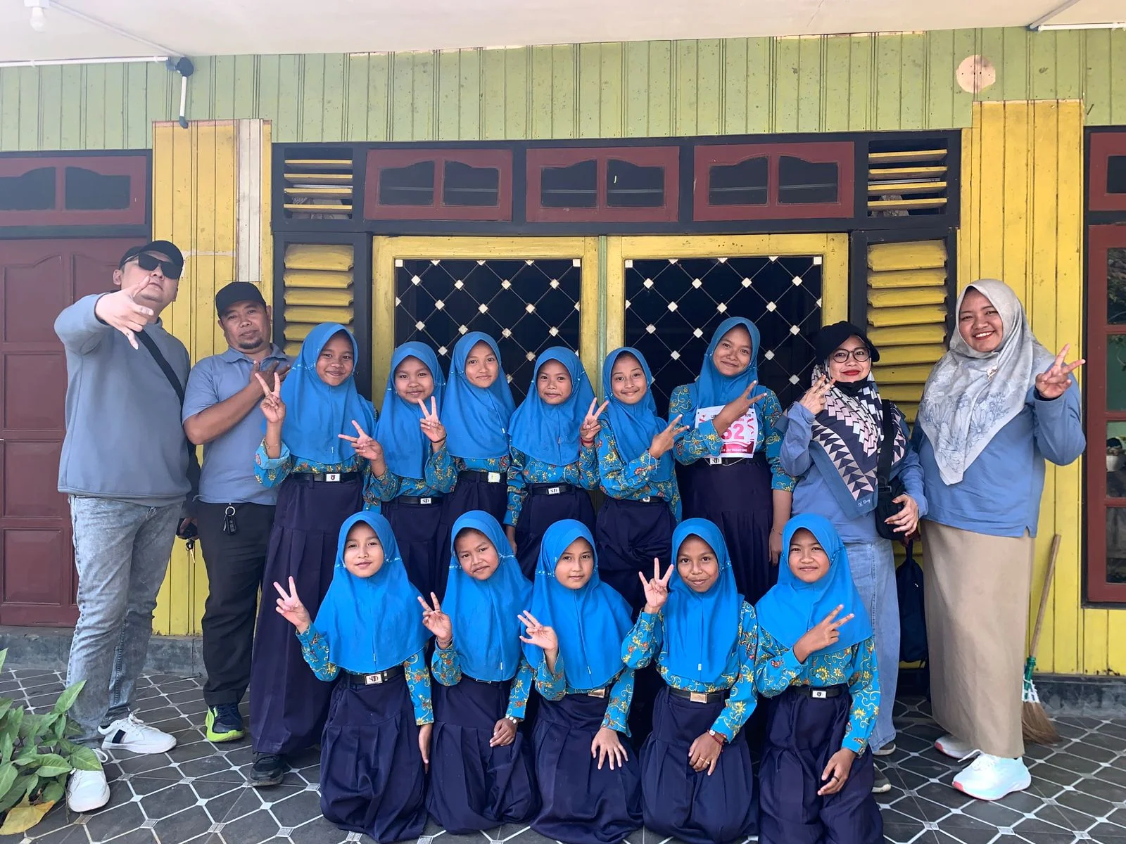 Semangat Membara di Garis Finish: Cerita Gerak Jalan  SD Negeri 4 Semambung